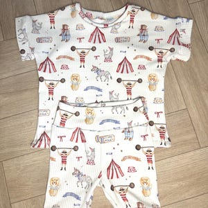 Conjunto de fiesta personalizado a juego, pijama de circo, pantalones cortos y camiseta de ciclista a juego, de 1 a 10 años, ropa de dormir hecha a mano para bebés y niños.