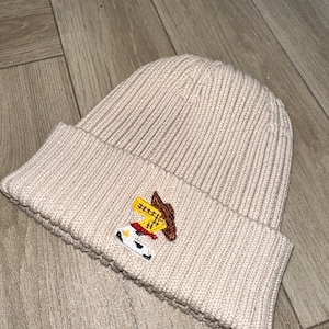 Gorro de lana beige personalizado con letras Woody para niños, gorro de invierno juvenil natural con bordado de vaquero, alfabeto completo, accesorio de Disney, tejido