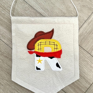Letra "R" personalizada para colgar en la pared, de fieltro de madera, decoración infantil o de guardería, banderines de Toy Story del Oeste, pancarta de fieltro con diseño de vaquero para pared de rodeo para niños