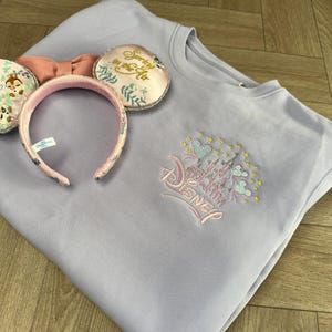 Lavendel Cinderella Castle Gesticktes Design, Geschenk für Sie, Magical Kingdom Kleidung, Muttertagsgeschenke, Mama Sweatshirt, Disney Sweatshirt