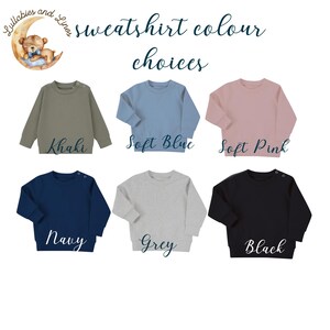 Puede incluir: Una selecci&oacute;n de seis sudaderas en varios colores: caqui, azul claro, rosa claro, marino, gris y negro. La imagen incluye el texto "sweatshirt colour choices" y un logotipo con un oso de peluche en una luna creciente.