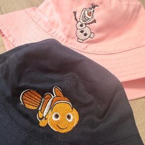 カスタムキャラクター ディズニー刺繍入りキッズバケットハット – ほとんどのディズニーキャラクター、ニモのクマノミ サマーハット