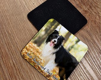 Op de afbeelding: Vierkante onderzetter met een zwarte, getextureerde achterkant en een bedrukte bovenkant met een zwart-witte hond in een bosrijke omgeving. De tekst "Your Photo and Text Here" staat op de onderzetter.