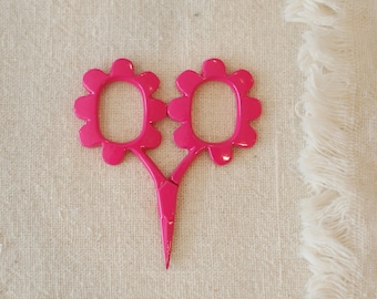 Pinke Blumen Schere: Handgefertigtes Stickwerkzeug