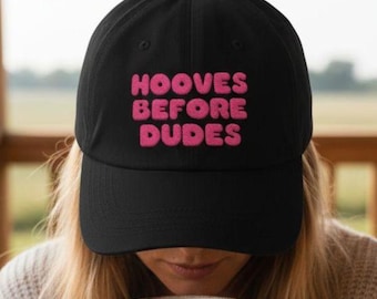 Hooves Before Dudes ハット、ホースガールハット、乗馬ハット、面白い馬の帽子、馬好きへのギフト、女性用刺繍入りベースボールキャップ