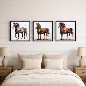 Pode incluir: Três impressões de arte de cavalos emolduradas. Cada impressão apresenta uma pintura em aquarela de um cavalo em tons de marrom, preto e branco. As impressões são exibidas acima de uma cama com roupa de cama de cor neutra e duas lâmpadas de cabeceira.