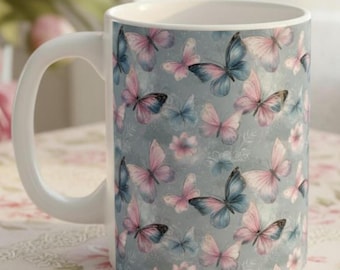 蝶のコーヒーマグ、花柄の蝶のマグカップ、コテージコア風コーヒーカップ、蝶好きへのギフト、ピンクと青の蝶のマグカップ、母の日のギフト