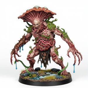 Op de afbeelding: Gedetailleerde miniatuurfiguur van een grotesk, mensachtig wezen met een grote paddenstoelkapkop. De figuur is geschilderd in tinten roze, groen en bruin, met blootliggende interne organen en druipende blauwe vloeistof. Het staat op een basis met een kleine vijver.