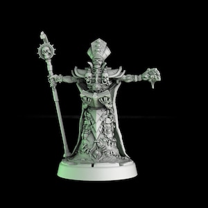 Może przedstawiać: Szczegółowa, jasno zabarwiona figurka szkieletowej postaci w długiej szacie, trzymającej laskę z czaszką na górze i książkę. Postać ma wiele czaszek na klatce piersiowej i głowie, z wyciągniętymi ramionami. Na okrągłej podstawie.