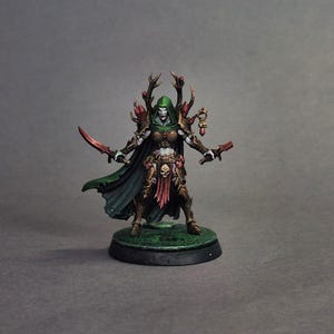 Könnte beinhalten: Eine weiße Keramik-Tasse mit schwarzem Henkel und dem Text "But First, Coffee" in fetter, schwarzer Schrift. Die Tasse steht vor einem verschwommenen Hintergrund, der eine gemütliche Umgebung suggeriert.