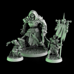 Puede incluir: Un conjunto de tres figuras de fantasía en miniatura, que incluyen un gran guerrero esquelético con armadura, un baterista y un portaestandarte. Las figuras están detalladas con cota de malla, capuchas y motivos de calaveras, todo en un esquema de color monocromático.
