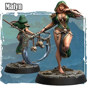 Peut inclure: Une figurine miniature nommée Malyn représentant un personnage vêtu d'une cape verte à capuche et d'un corsage marron, tenant une grande faux à double lame ornée de crânes suspendus. La figurine repose sur un socle circulaire en pierre.