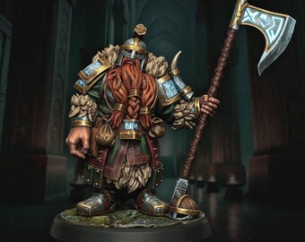 Puede incluir: Una figura en miniatura de un guerrero enano barbudo con casco de metal, armadura con borde de piel y ropa verde y marrón. La figura sostiene un hacha de batalla grande con runas azules brillantes en la hoja y lleva un cinturón con bolsas.