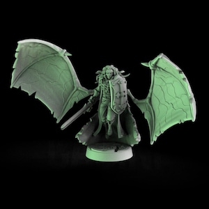Puede incluir: Figura detallada de una figura humanoide alada, posiblemente un vampiro o demonio, con pelo largo, una espada y un escudo. La figura tiene grandes alas texturizadas y está de pie sobre una base circular. El color es verde pálido sobre un fondo negro.