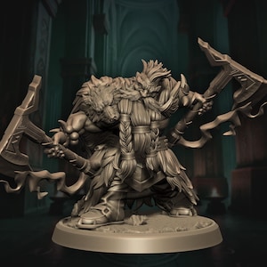 Peut inclure: Figurine détaillée d'un guerrier avec une tête de loup et une barbe tressée, tenant deux haches. La figurine est vêtue d'une armure et de fourrure, avec des détails complexes. La base est ronde et la couleur est un gris mat.