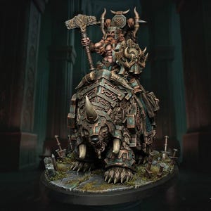 Könnte beinhalten: Eine Miniaturfigur eines bärtigen Kriegers, der auf einem großen gepanzerten Bären reitet. Der Krieger hält einen großen Hammer und einen Schild und trägt eine verzierte Metallrüstung. Der Bär ist mit schweren, patinierten Bronzeplatten bedeckt.
