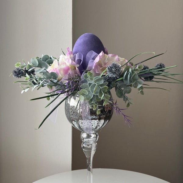 Ostern Deko mit Kunstblumen und Ei