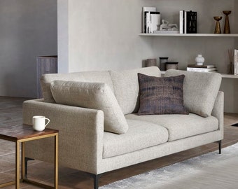 Adams 2-Sitzer-Sofa Adams ist ein zeitloses Stück, das durch seine Eleganz besticht