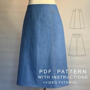 Peut inclure: Une jupe en jean bleu présentée sur un mannequin, avec des coutures verticales. À droite, deux dessins au trait noir et blanc montrent les vues avant et arrière de la jupe. Le texte indique : PDF PATTERN WITH INSTRUCTIONS +VIDEO TUTORIAL.
