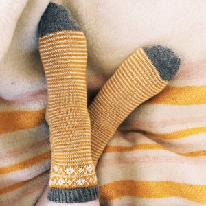KNITTING PATTERN - Feverfew Socks