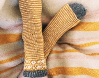 KNITTING PATTERN - Feverfew Socks