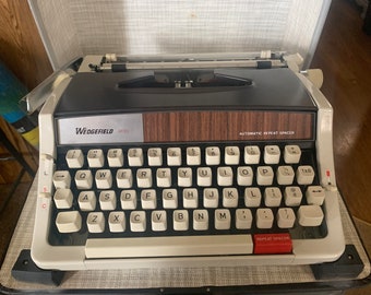 Wedgefield 200 Typewriter (1972) - Vintage Authenticity and Timeless Elegance