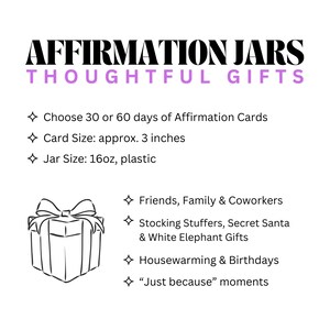 以下が含まれることがあります： AFFIRMATION JARS THOUGHTFUL GIFTSというテキストが記載された白い情報グラフィック。30日分または60日分のアファメーションカード、7.62cmのカード、473mlのプラスチック製ジャーのオプションが記載されています。ギフトボックスの線画が含まれています。