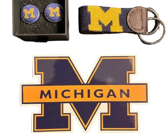 Needlepoint-cadeauset van de Universiteit van Michigan - sleutelhanger en manchetknopen