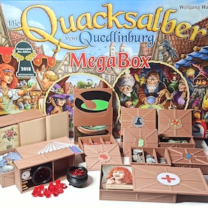 Könnte beinhalten: Nahaufnahme eines Brettspiels namens "Die Quacksalber von Quedlinburg: Mega Box". Das Spiel enthält eine Vielzahl von Holzelementen, darunter einen Kessel, ein Zelt und mehrere kleine Boxen. Das Spiel spielt in einer mittelalterlichen deutschen Stadt.
