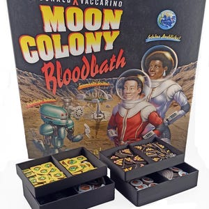 Könnte beinhalten: Ein Brettspielkarton mit dem Titel "MOON COLONY Bloodbath" mit Illustrationen von Astronauten und Robotern. Das Spiel enthält schwarze Aufbewahrungsschalen mit Spielsteinen. Die Box-Art zeigt den Text "DONALD X VACCARINO".