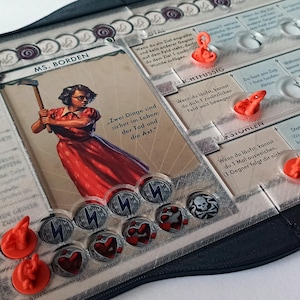 Peut inclure: Composant de jeu de société avec une carte représentant une femme en robe rouge tenant une hache, intitulée "Ms. Borden". Des pions et des jetons rouges sont dispersés sur le plateau. Le plateau de jeu a une bordure noire semblable à du cuir.
