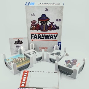 Könnte beinhalten: Das Brettspiel "Faraway" mit einer Box, die eine Illustration einer Fantasiefigur und Pilze zeigt. Das Set enthält Kartenhalter, Karten und eine Anzeigetafel. Der Name des Spiels ist auf der Box und den Komponenten zu sehen.