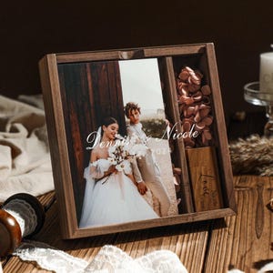 Caja de fotos de madera marrón grabada a medida con tapa acrílica para fotos, tarjetas y recuerdos: regalo de aniversario perfecto para parejas y recién casados.