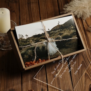 Caja de fotos de madera marrón grabada personalizada con tapa acrílica para fotos, tarjetas y recuerdos: regalo de aniversario perfecto para parejas y recién casados