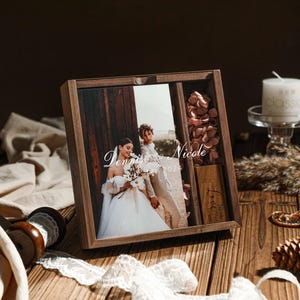 Caja de fotos de madera marrón grabada personalizada con tapa acrílica para fotos, tarjetas y recuerdos: regalo de aniversario perfecto para parejas y recién casados
