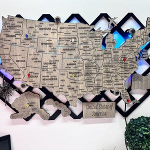 Carte des États-Unis personnalisée en bois des États-Unis, carte murale lumineuse avec punaises de voyage, cadeau patriotique, pendaison de crémaillère, amoureux des voyages, décoration LED pour la fête des mères des pères