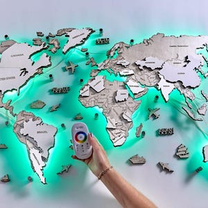 Drewniana mapa świata LED Nowoczesna dekoracja ścienna 3D Srebrna mapa Unikalna dekoracja pokoju dziecięcego Minimalistyczna duża mapa LED z drewna Estetyczny pomysł na prezent na Dzień Matki