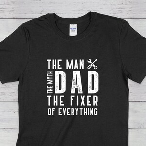 Könnte beinhalten: Schwarzes T-Shirt mit weißem Text, der "The Man The Myth Dad The Fixer Of Everything" lautet, mit einer Grafik von Schraubenschlüssel und Schraubendreher.