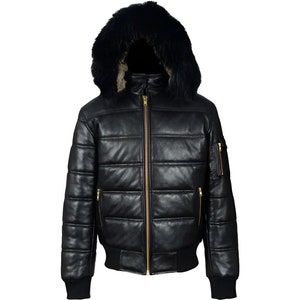 Puede incluir: Una chaqueta bomber de cuero negro con capucha forrada de piel. La chaqueta tiene una cremallera dorada y tiradores de cremallera dorados. La chaqueta está acolchada y tiene un cuello, puños y dobladillo de punto de canalé.