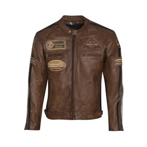 Puede incluir: Chaqueta de moto de cuero marrón con rayas negras en las mangas. La chaqueta tiene varios parches con texto, incluyendo "Limited Edition" y "Motor American Classic Cycles". La chaqueta tiene un estilo clásico y vintage.