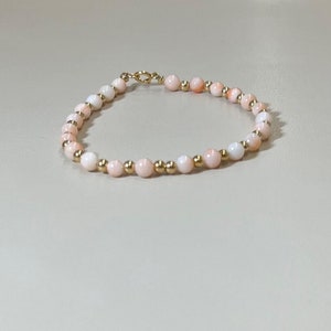 14 kt geelgouden natuurlijke roze koraalkralenarmband