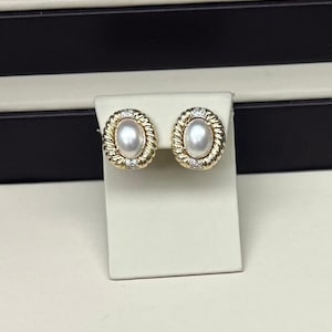 14K Gelbgold weiße Mabe Perle und natürliche Diamant Ohrringe