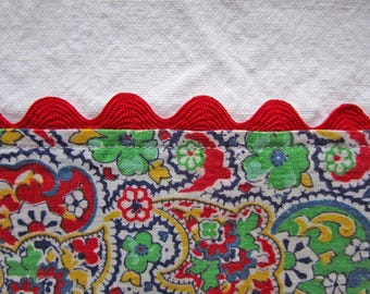 Toalla de cocina: Tela vintage con estampado paisley y cinta decorativa.
