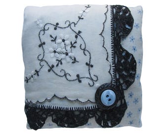Pañuelo vintage de lavanda con bolsita bordada de flores azules, 11,4 cm x 11,4 cm.