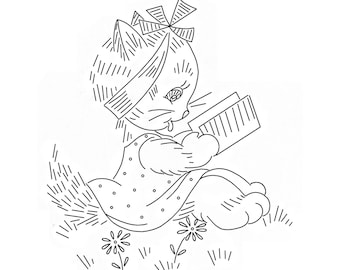 Può includere: Un disegno in bianco e nero di un gatto dei cartoni animati che indossa un vestito e un fiocco, seduto in un campo di fiori e tiene un libro.