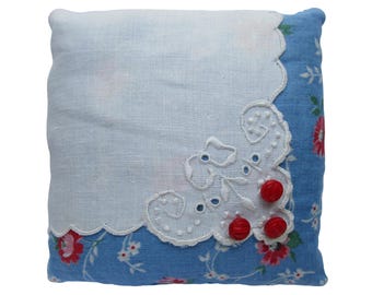 Pañuelo vintage con bolsita de lavanda y rosas rojas, 11,4 cm de lado.