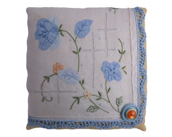 Pañuelo vintage con bolsita de lavanda, flores azules aplicadas, 15 cm x 15 cm.
