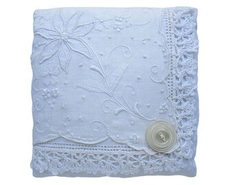Pañuelo vintage con bolsita de lavanda, blanco sobre blanco, 15 cm x 15 cm.
