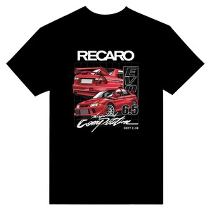 Może przedstawiać: Czarny T-shirt z białym nadrukiem przedstawiającym dwa czerwone samochody Mitsubishi Lancer Evolution. Nadruk zawiera tekst "Recaro", "Evo 6.5", "The Year of Competition" i "Drift Club".