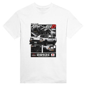 Puede incluir: Camiseta blanca con un diseño gráfico que presenta un coche blanco, un motor de coche y el texto "Drift Club", "Initial D" y "Bride".